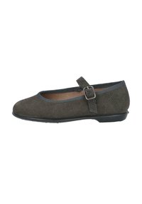 Zapato plano tipo Mary Jane de ante gris oscuro, con puntera redondeada, correa ajustable y costuras en contraste a lo largo de los bordes. Suela de goma simple.