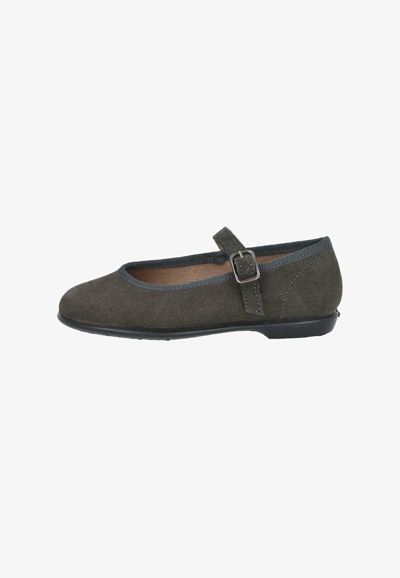 Zapato plano tipo Mary Jane de ante gris oscuro, con puntera redondeada, correa ajustable y costuras en contraste a lo largo de los bordes. Suela de goma simple.