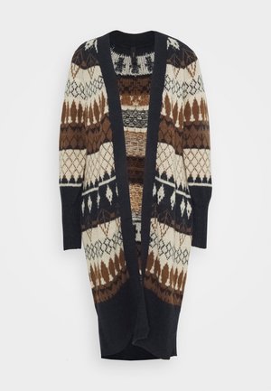 Cardigan long tricoté à devant ouvert, présentant des motifs géométriques et losanges en marron, crème et noir, avec des poignets côtelés.