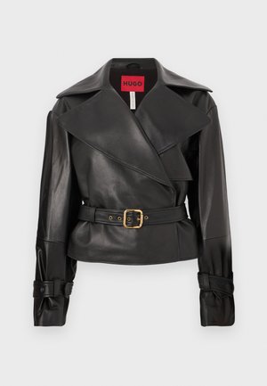 Veste en cuir noir avec un large col, une taille ceinturée avec une boucle dorée et des épaules structurées. Texture douce avec une finition lisse.