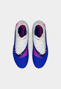 Μπλε αθλητικά παπούτσια με υφή στην επιφάνεια, λευκό επάνω μέρος, ροζ λεπτομέρειες και μαύρα διακοσμητικά. Διαθέτουν σχέδιο με κορδόνια και πλευρές με μοτίβα.