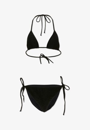 Bikini nero a due pezzi con top a triangolo e slip con laccetti laterali, progettato per una vestibilità regolabile.