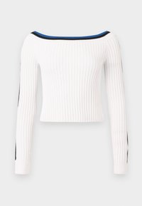 Hvit stripete langermet topp med off-shoulder-design, blå og svarte striper langs halslinjen og tettsittende tekstur.