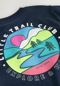 Non sélectionné, navy blue trail scene