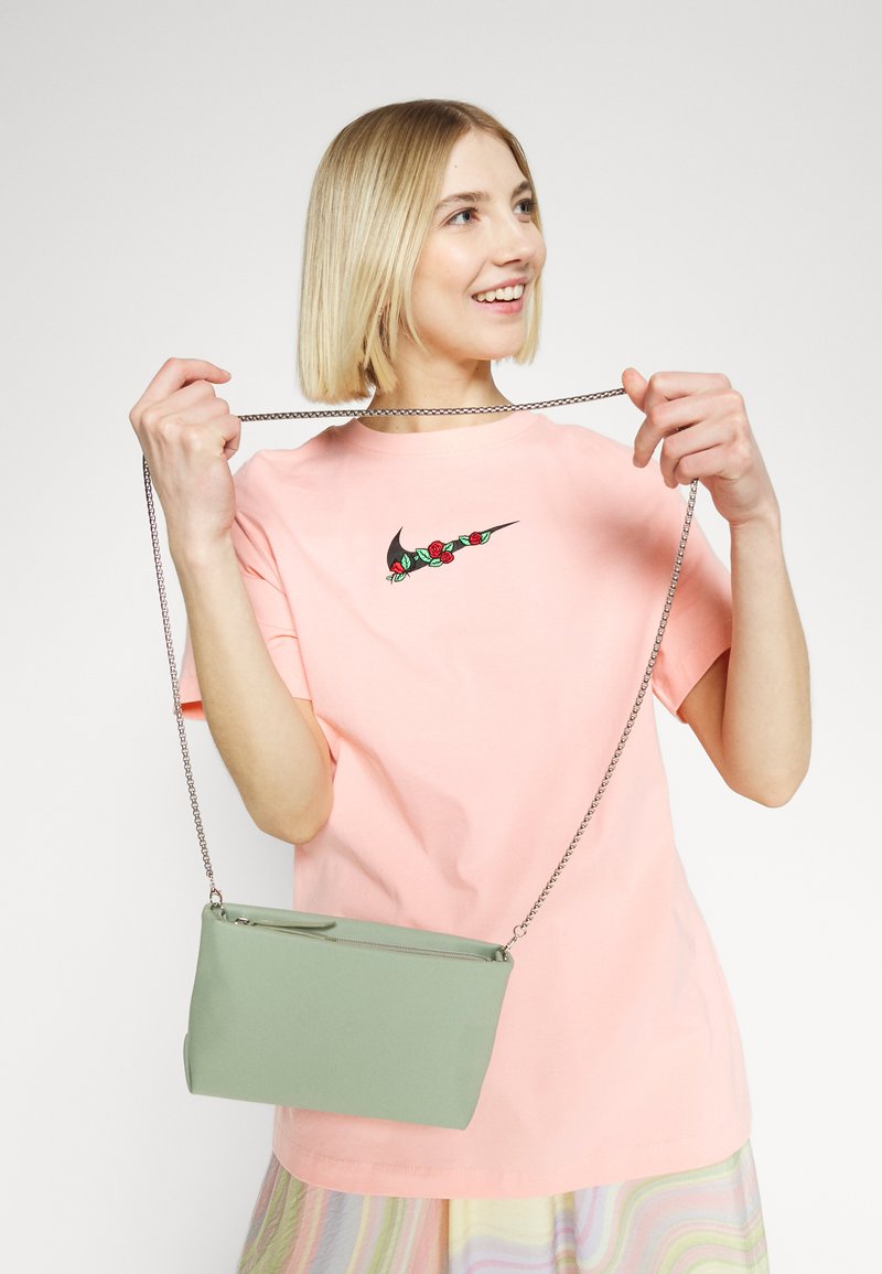 Damen T-Shirts | Nike Sportswear TEE V DAY T-Shirt print bleached coral/rosa - NO11369 Damen T-Shirts | Nike Sportswear TEE V DAY T-Shirt print bleached coral/rosa - NO11369