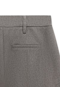 Graue Anzughose mit einer strukturierten, feinen Webart. Verfügt über einen schlichten Bund mit einer Schlaufe und einer einzelnen, sauber genähten Gesäßtasche.
