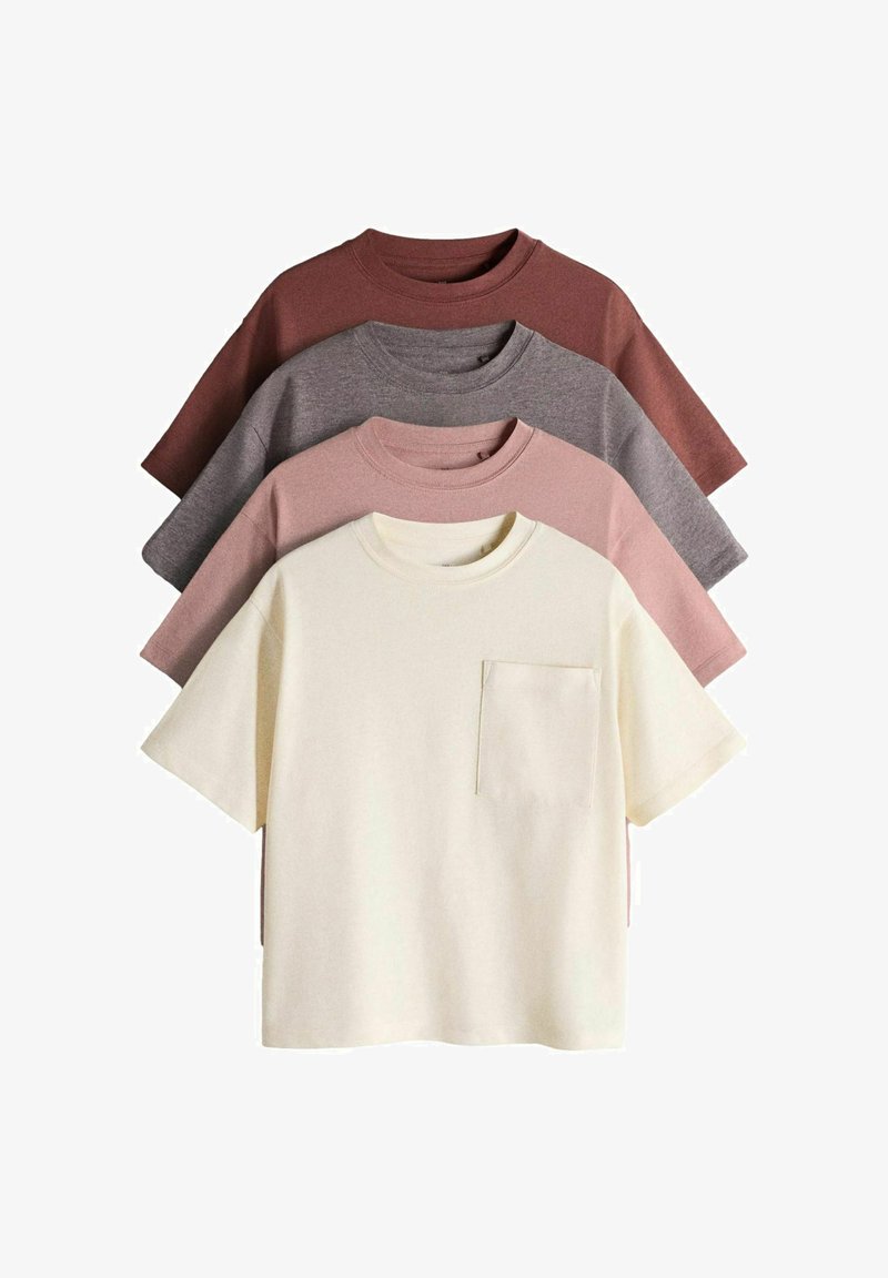 Négy rétegezett, kereknyakú póló krémszínben, világos rózsaszínben, szürkében és barna színben, rövid ujjúak, a krémszínű pólón mellzseb található.