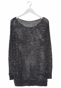 Svart öppet stickad tröja med vid halsringning, långa ärmar och lös passform. Har ett strukturerat mönster och en nederkant som faller under höfterna.