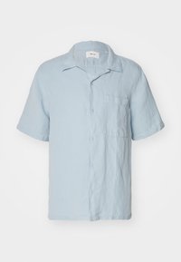 Camicia button-up a maniche corte in lino azzurro chiaro, con colletto, taschino singolo sul petto e una leggera trama. Taglio dritto con una vestibilità comoda.