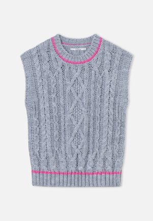 Gilet en tricot gris clair avec un motif torsadé, un accent rose autour de l'encolure et un ourlet inférieur côtelé. Manches courtes.