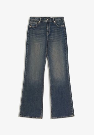 Sötétkék, egyenes szárú farmernadrág első zsebekkel, övbújtatókkal és gombos záródással, enyhe halványodással a combokon.