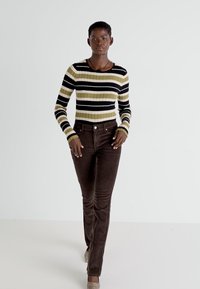 Vero Moda VMFLASH FLARED - Pantalon classique - chocolate torte
