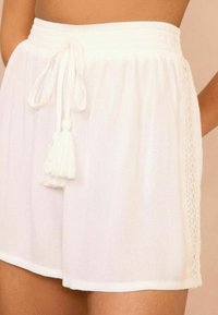 Love & Roses ELASTICATED - REGULAR FIT - Rövidnadrágok - white
