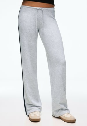 Bershka, PLUSH WITH CONTRAST SIDE STRIPE - TROUSERS - Pantalon de survêtement - dark grey
