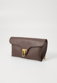 Pochette en cuir texturé brun avec un fermoir et des détails en chaîne dorés, dotée d'une fermeture à rabat et d'une forme rectangulaire.