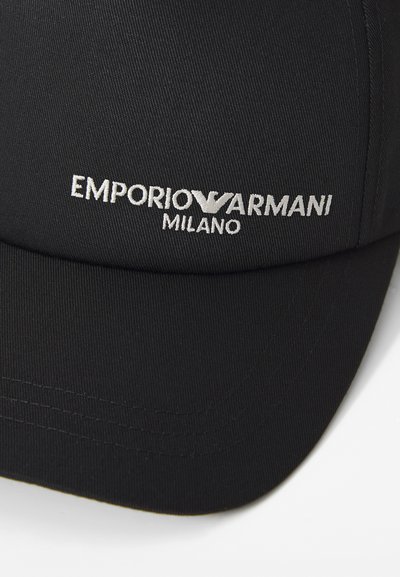 Casquette de baseball noire en tissu texturé, ornée d'un logo brodé "EMPORIO ARMANI MILANO" en fil argenté sur le devant.