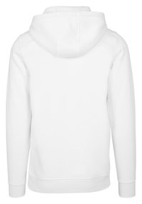 Fehér kapucnis sweatshirt kenguruzsebbel, hosszú ujjakkal és húzózsinóros kapucnival. Puha, vastag anyagból készült. Nincsenek látható logók vagy minták.