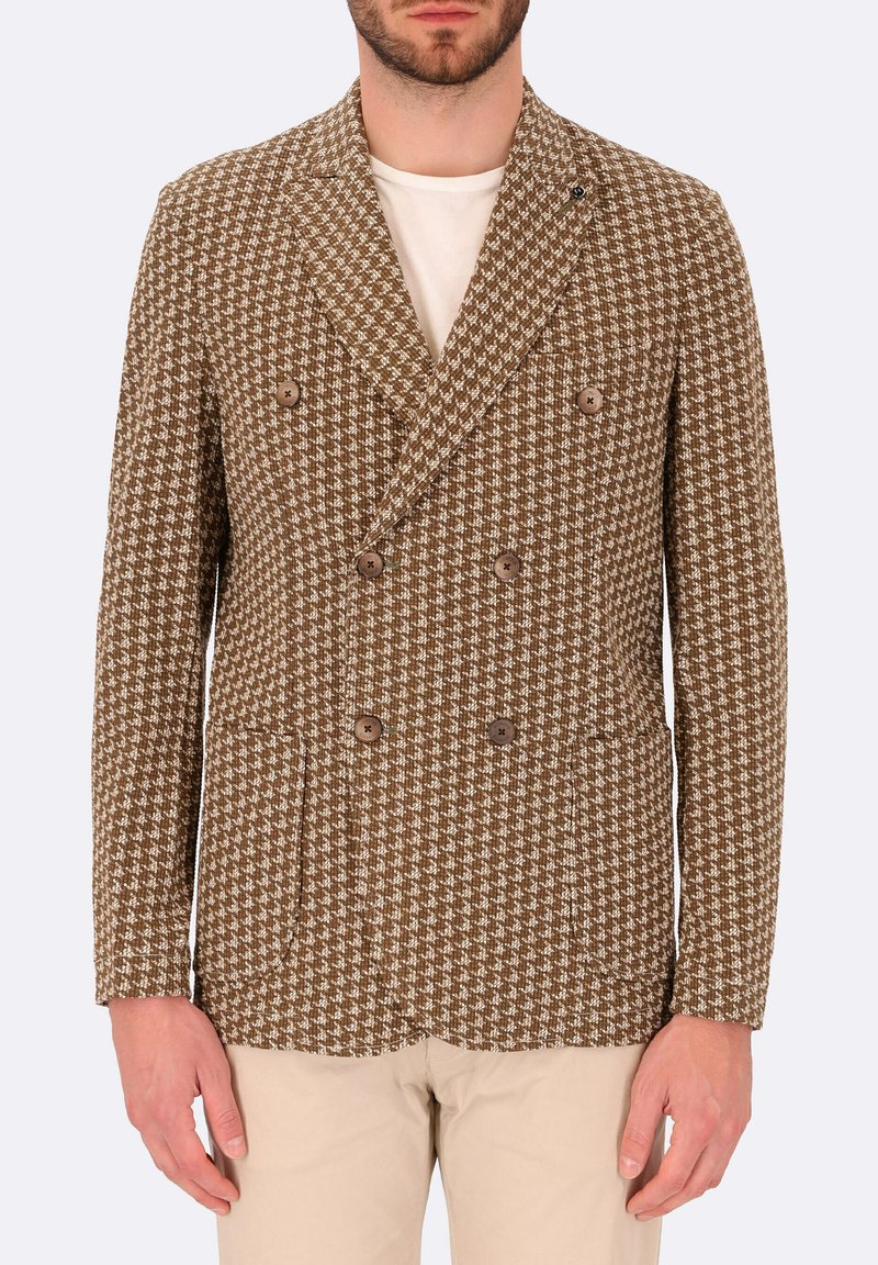 Blazer doppiopetto in motivo houndstooth marrone con due bottoni, rever a punta e tasche laterali. Realizzato in tessuto testurizzato.