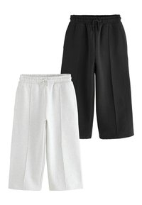 Zwei Paare von Sweatshorts: eines in Schwarz und eines in Hellgrau. Jedes hat einen elastischen Bund, Taschen und einen knielangen Schnitt. Weiches Baumwollmaterial.