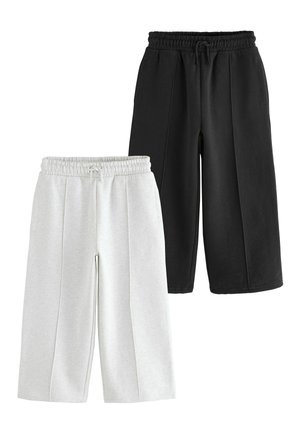 Dos pares de pantalones cortos de chándal: uno en negro y otro en gris claro. Cada uno presenta una cinturilla elástica, bolsillos y un corte hasta la rodilla. Material de algodón suave.