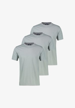 Drei hellgraue T-Shirts mit kurzen Ärmeln und Rundhalsausschnitt, jeweils mit einem kleinen, links auf der Brust eingestickten Logo, in einer versetzten Stapelung angeordnet.