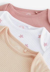 Tre ribbede babysuits: en i støvet pink, en i hvid med pink stjerner, og en i blød beige; alle med tætsiddende runde kraver.