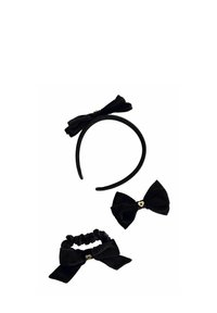 Il set di accessori per capelli neri comprende un cerchietto, un scrunchie e due fermagli per capelli, tutti con fiocchi in tessuto testurizzato e accenti a forma di cuore dorato.