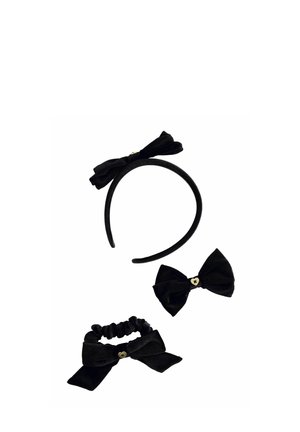 Sæt med sorte hårtilbehør indeholder et pandebånd, en scrunchie og to hårnåle, alle med teksturerede stofsløjfer og guld hjerteaccent.