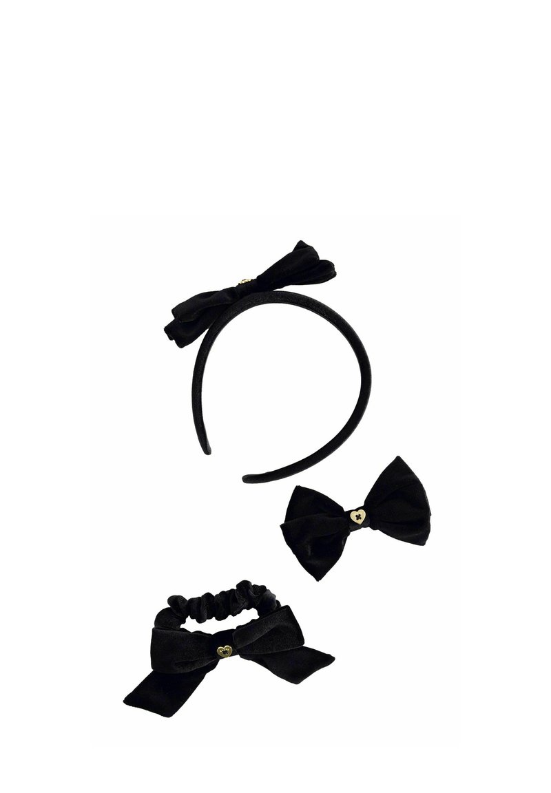 Il set di accessori per capelli neri comprende un cerchietto, un scrunchie e due fermagli per capelli, tutti con fiocchi in tessuto testurizzato e accenti a forma di cuore dorato.