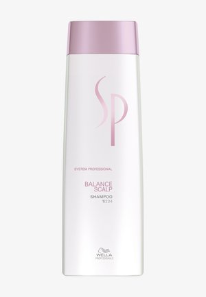 Flacon de shampooing blanc avec un bouchon rose portant la mention "SP Balance Scalp Shampoo" de Wella Professionals sur un fond uni.