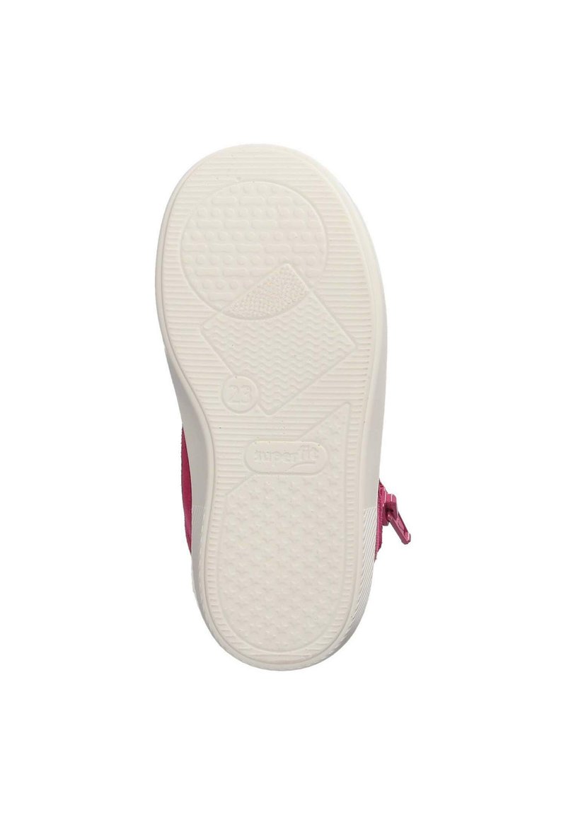 Rosa Schuh mit weißer Gummisohle, texturiert mit kreisförmigen und diamantähnlichen Mustern. Reißverschlussdetail an der Seite; Obermaterial aus Stoff.