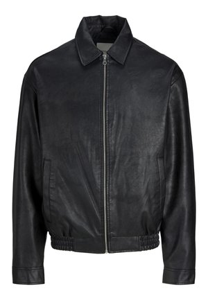 Chaqueta de cuero negro con cremallera frontal, cinturilla elástica, bolsillos laterales y un cuello clásico exhibida en una percha.