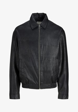 Chaqueta de cuero negro con cremallera frontal, cinturilla elástica, bolsillos laterales y un cuello clásico exhibida en una percha.