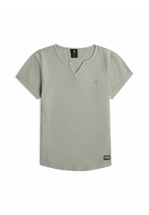 Hellgraues Kurzarm-T-Shirt mit kleinem Schlitz am vorderen Halsausschnitt, einem Logo-Patch in der Nähe des Saums und dezentem Branding auf der Brust.