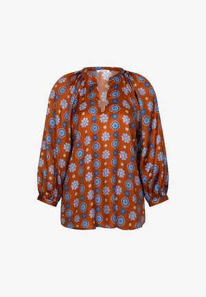 Blouse en soie orange rouille avec motifs floraux et circulaires bleus et blancs, col en V fendu et manches longues bouffantes avec poignets.