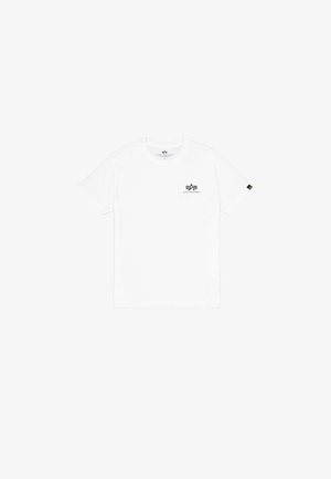 Camiseta de algodón blanca con mangas cortas, escote redondo y un pequeño logo negro en el lado izquierdo del pecho. Diseño minimalista, textura suave.