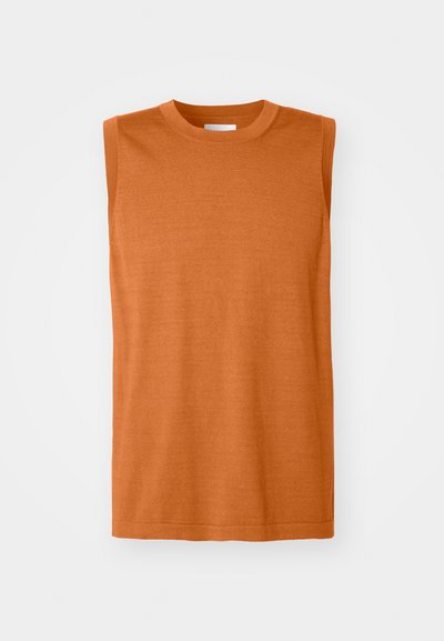 Débardeur orange en tricot sans manches avec un col rond, texture lisse et coupe droite, présentant un ourlet propre et un détail minimal.