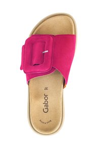 Sandale à enfiler en daim rose avec une grande boucle carrée et une semelle beige rembourrée. Design léger avec un léger rehaussement de la semelle.