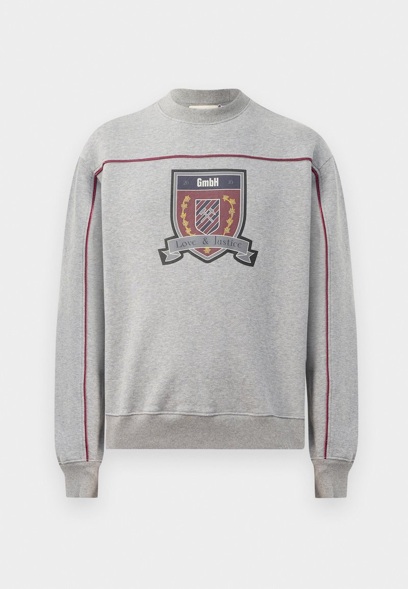 Grå sweatshirt med ribbet rund halsudskæring, der har et centralt skjoldgrafik i farverne rød, blå og guld, med teksten "Kærlighed & Retfærdighed" og dekorativ syning.