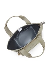 Bolso beige de Kipling con cierre de cremallera, exterior texturizado, asas de lona y forro interior oscuro. Cuenta con una etiqueta con el logo y detalles de llavero.