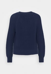 Granatowy sweter dziany o teksturowanym wykończeniu, z długimi rękawami, okrągłym dekoltem oraz prążkowanymi mankietami i wykończeniem na dole.