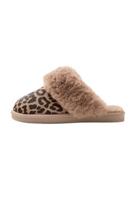 Zapatilla de casa con estampado de leopardo, con una hebilla de pelaje sintético beige, punta redonda y suela beige. Textura suave y diseño casual para mayor comodidad.