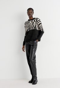 ONLY ONLJADE O NECK  - Maglione - pirate black/whitecap gray