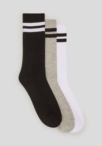 Tre paia di calze corte: nere con righe bianche, grigie e bianche, tutte con texture a coste e punte rinforzate.