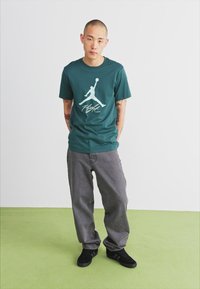 Jordan JUMPMAN FLIGHT TEE - Camiseta estampada - oxidized green