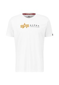 Bílý bavlněný tričko s výrazným žluto-černým logem "ALPHA INDUSTRIES" na přední straně, kulatým výstřihem a krátkým rukávem.