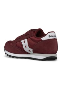 Scarpa sportiva bordeaux realizzata in suede e nylon, con accenti bianchi, punta rinforzata, cinturino in velcro e suola in gomma nera texturizzata.
