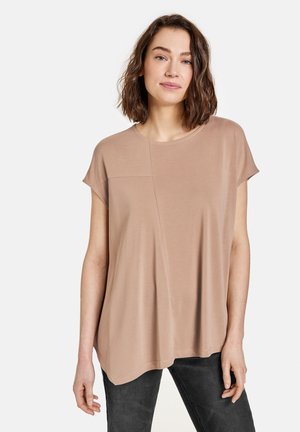 MIT SEITLICHEM ZIPFELSAUM - Print T-shirt - sand