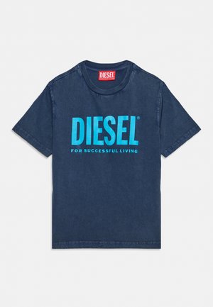 T-shirt Diesel bleu marine à manches courtes avec texte "DIESEL FOR SUCCESSFUL LIVING" bleu vif sur le devant et étiquette rouge Diesel à l’intérieur du col.
