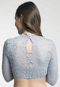 Hellblaues Spitzen-Crop-Top mit Dreiviertelärmeln, floralem Muster und einer Schlüsselöffnung im Rücken mit Knopfdetails.